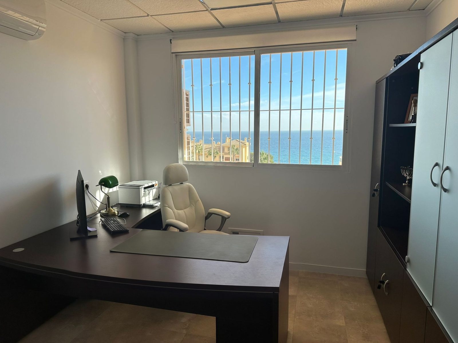 Oficina de agencia inmobiliaria: Despacho con vistas al mar