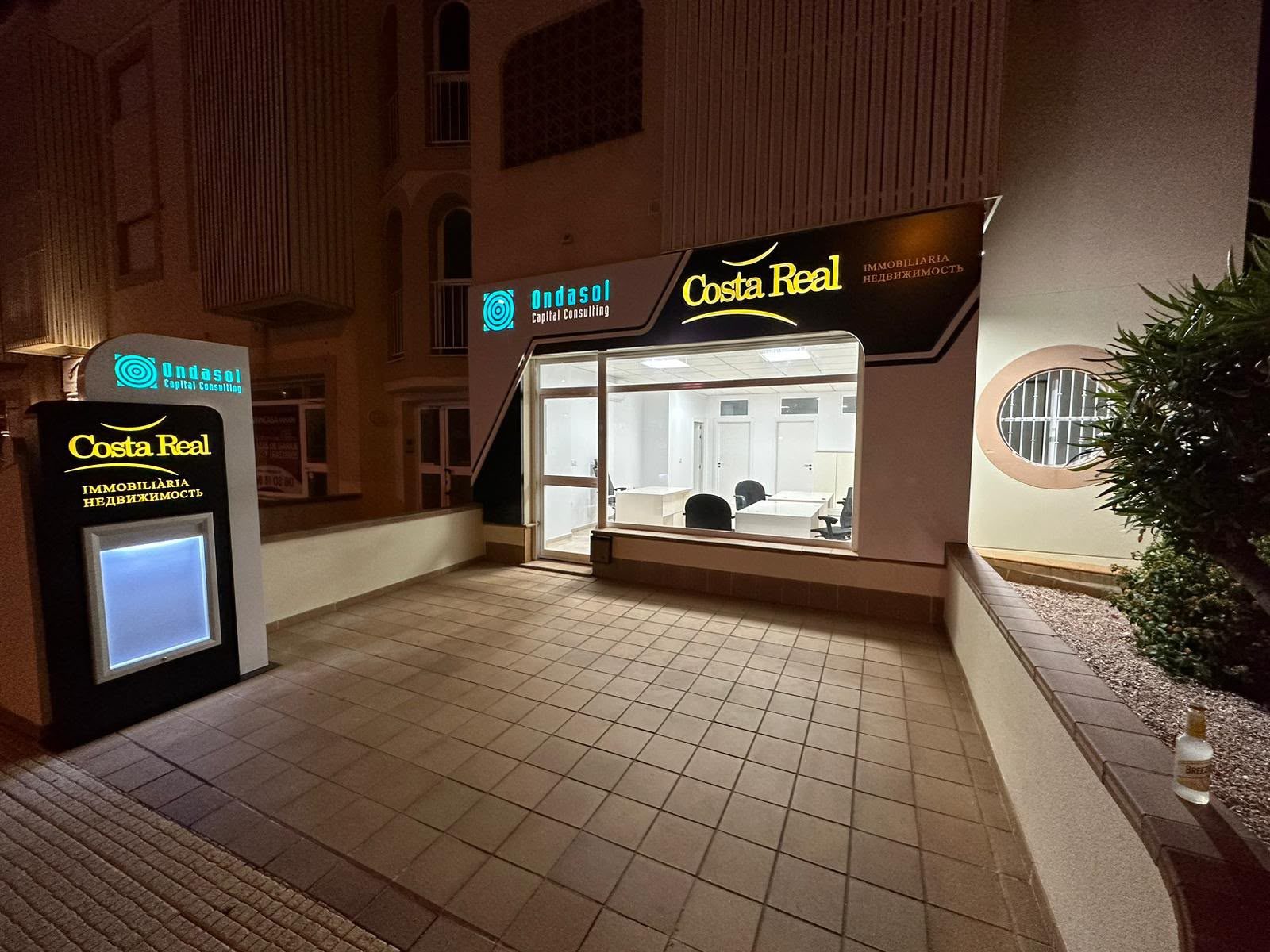 Oficina de agencia inmobiliaria: Fachada de noche