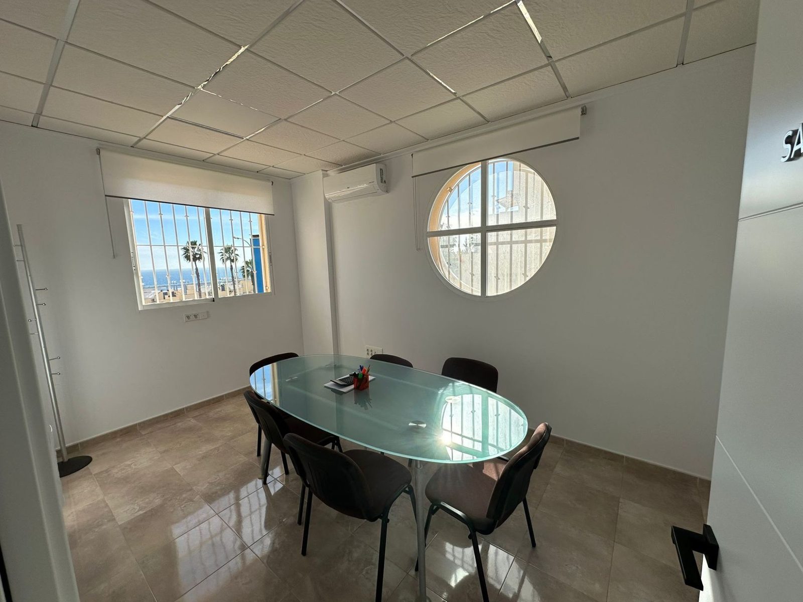 Oficina de agencia inmobiliaria: Sala de reuniones