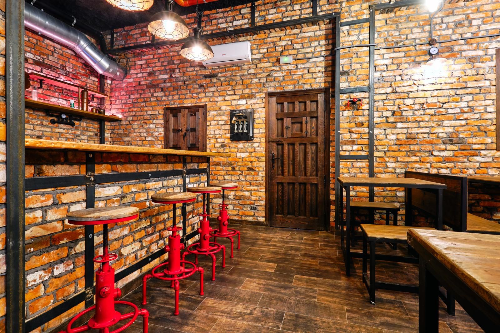 Bar-cafetería: Barra y mesas