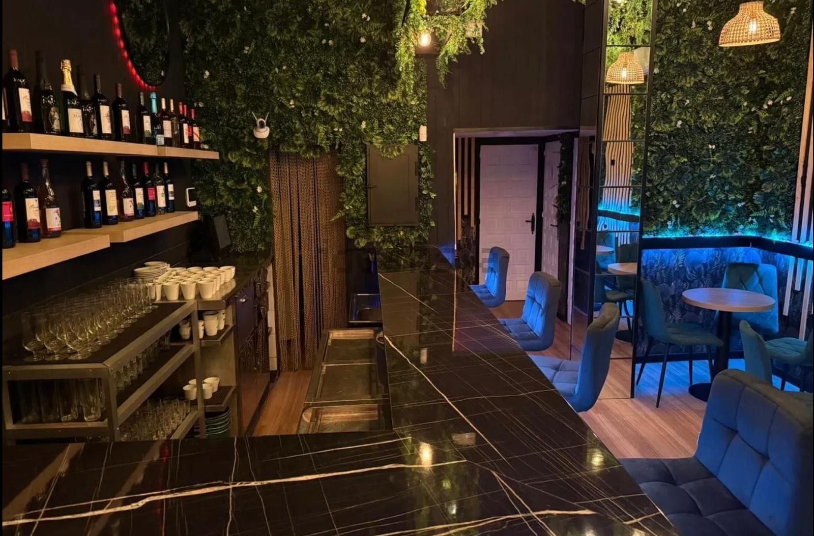 Bar-cafetería: Barra de mármol
